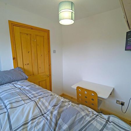 Cosy Single Room, Smart Tv, 5 Minute Walk From Train Station Bolton Exterior photo